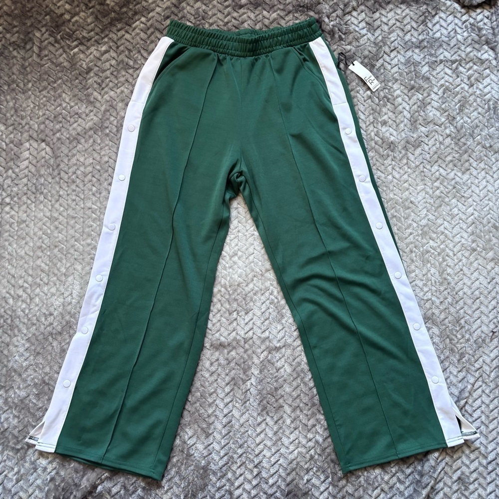 NWT Faded Rose button up tear away green and white pant size Large